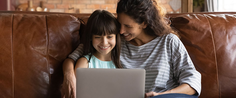 dsmcharge-mom-daughter-couch